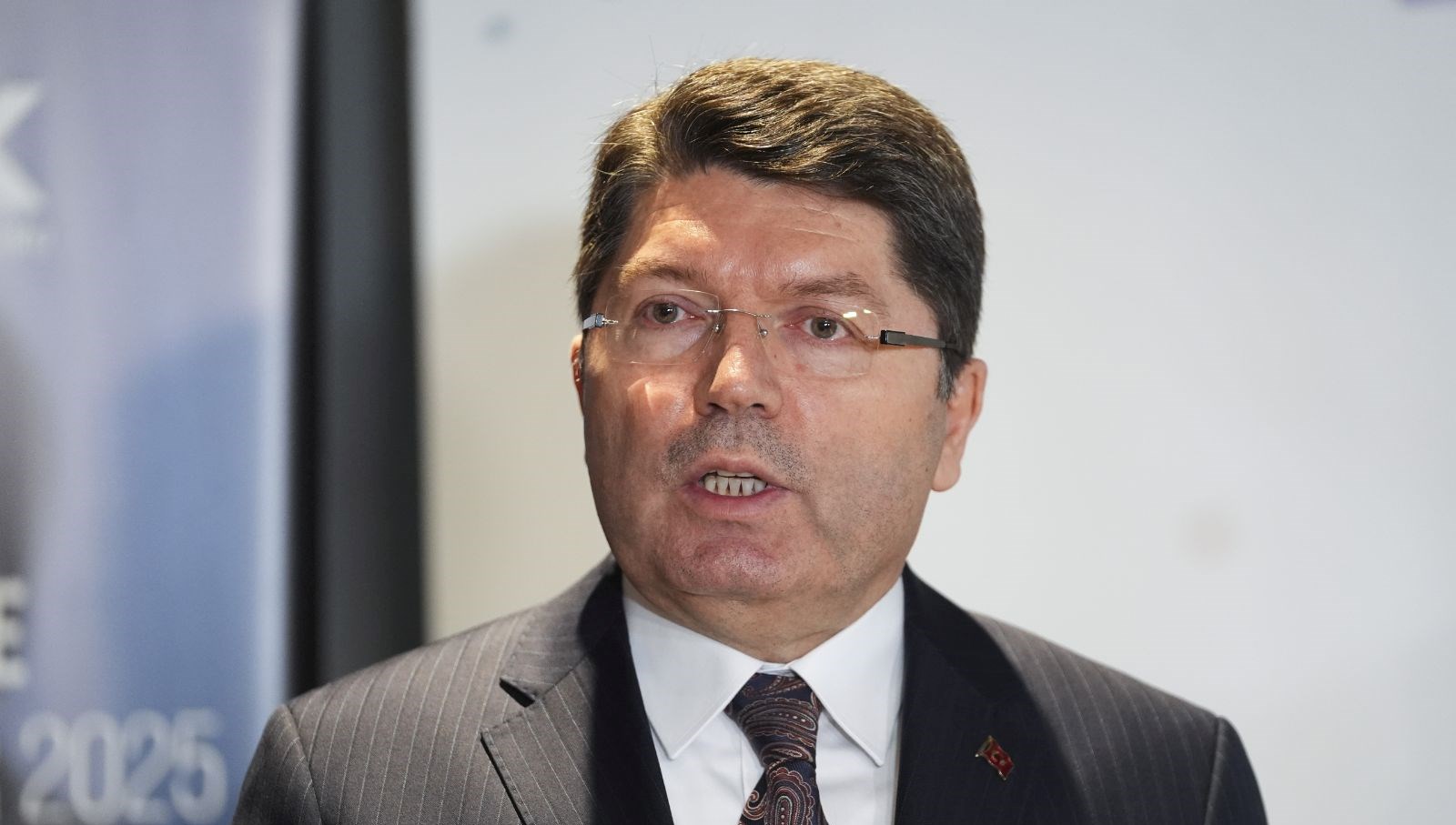 adalet bakani tunctan ozgur ozele tepki 8B2eqfgB