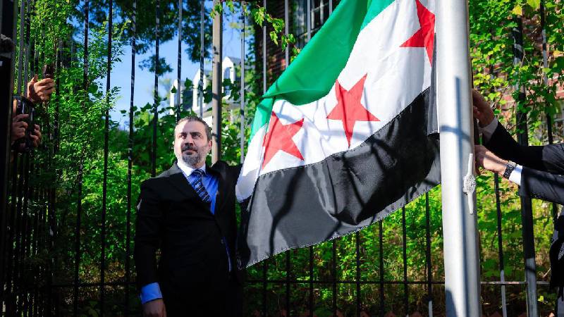 disisleri bakani seybani suriyenin washington buyukelciligine 13 yil sonra ilk kez suriye bayragi cekti COUFvwzn