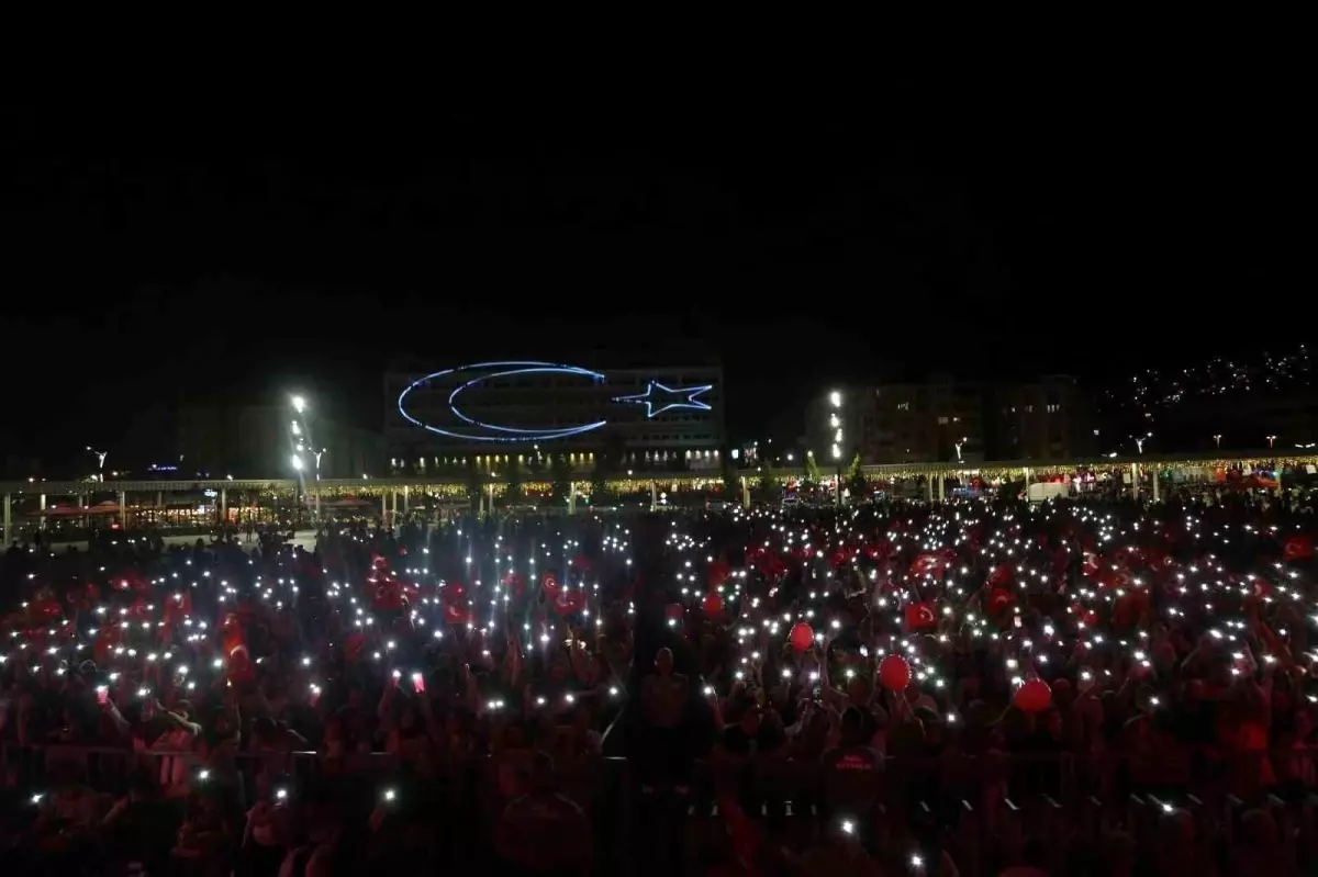 fettah can kocaelide zafer bayrami coskusunu konserle taclandirdi kyXxT9A7