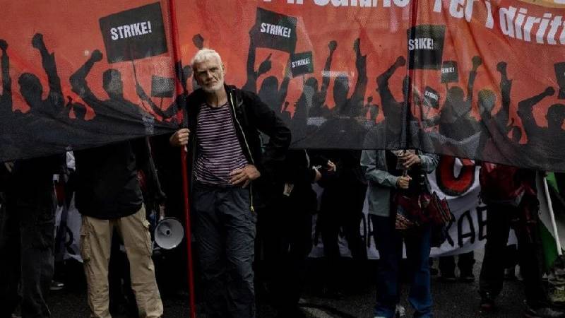 italyada liman iscilerinden israil protestosu denize cikan yollar kapatildi amac silah tedarigini engellemek 23atldzs