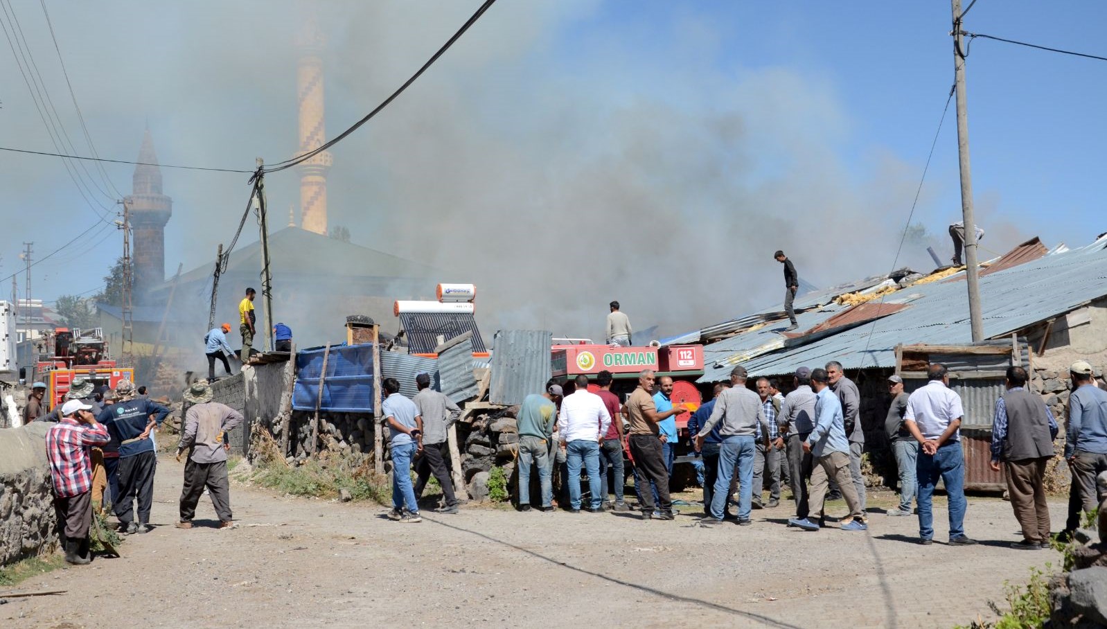 sarikamista yangin iki ev ile iki ahir yandi ZmT8ckvC