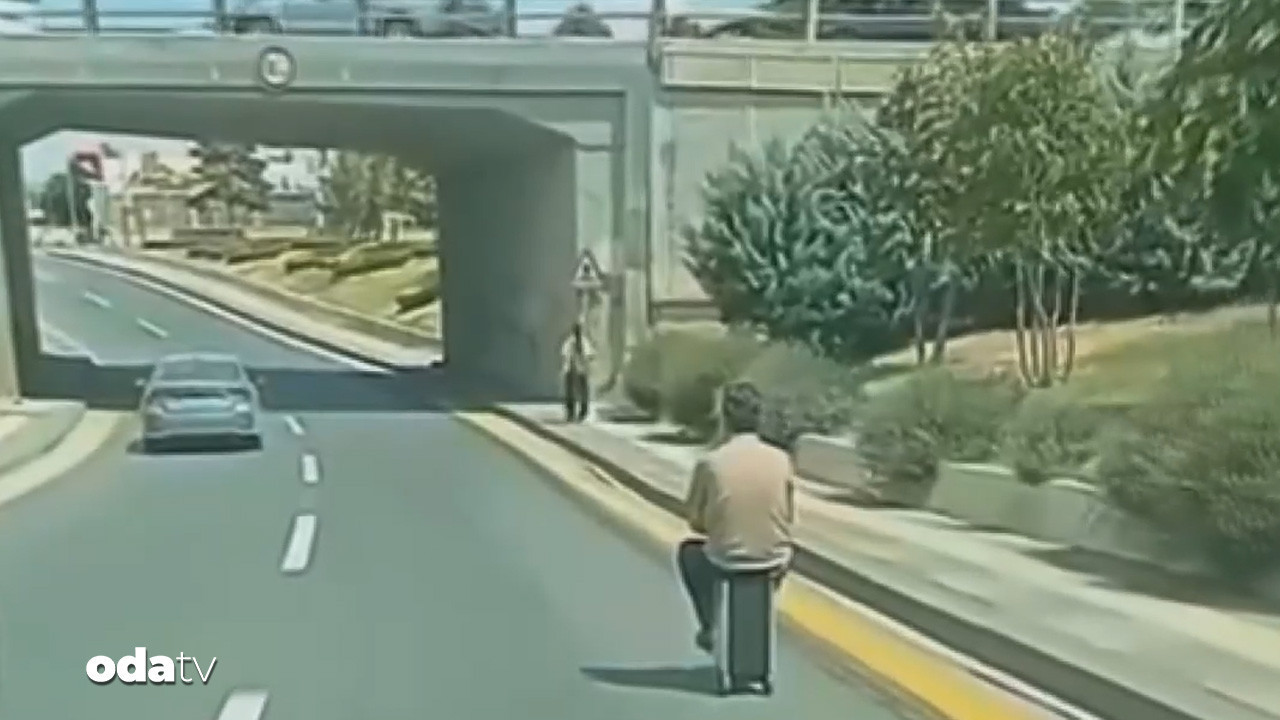 trafikte saskina ceviren goruntu skuter valizle yol aldi eFBIYExv