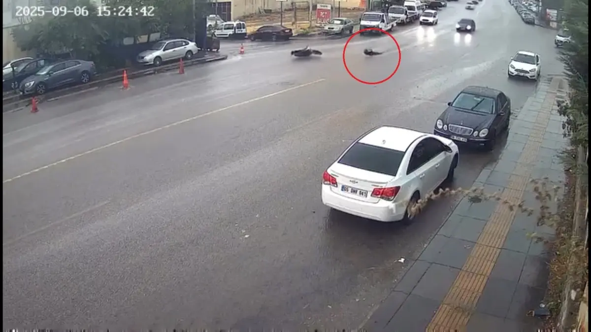 yagmurda motosiklet kazasi JdHdwPf9