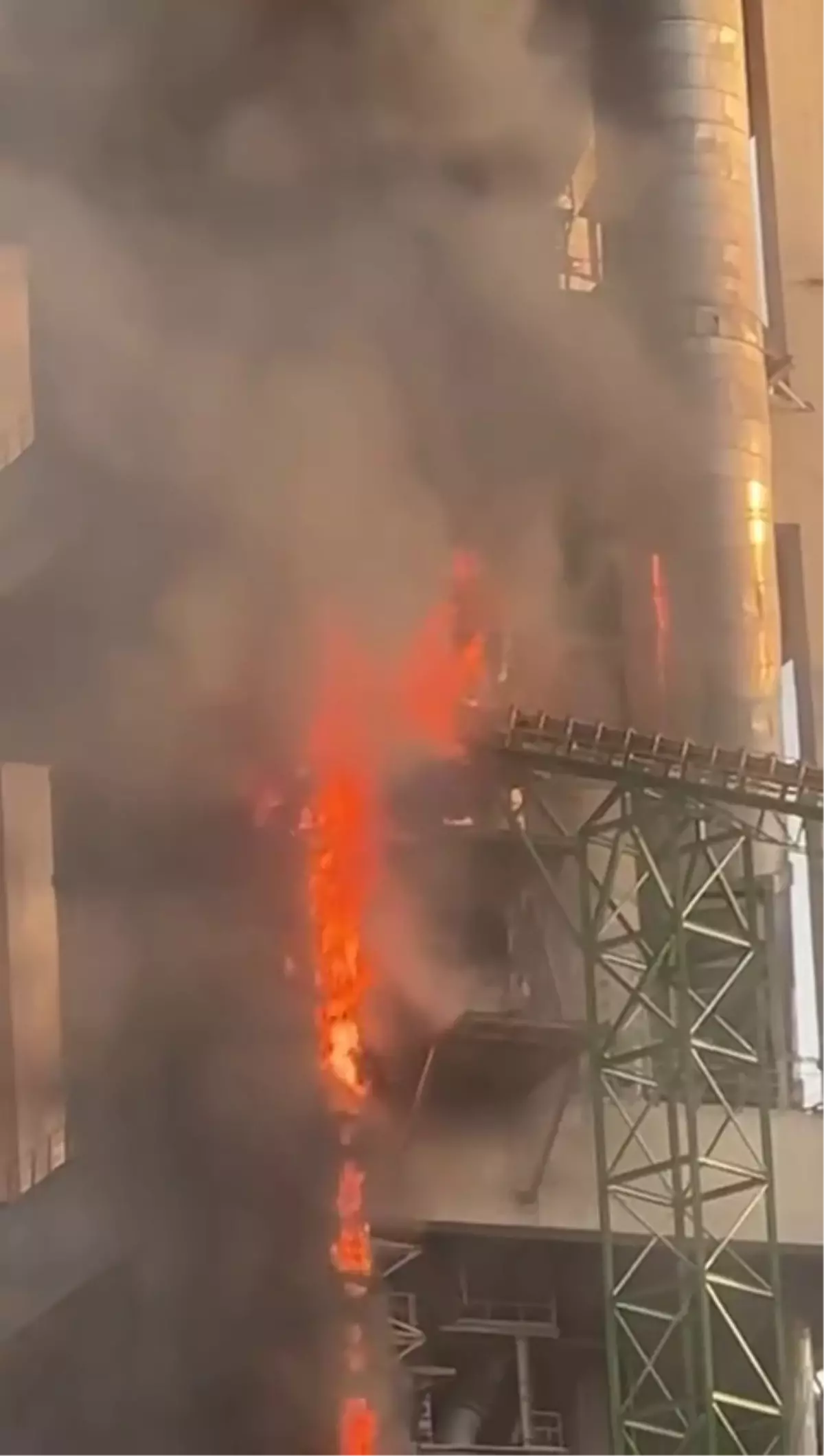 yigilcada cimento fabrikasinda yangin FwMpA2t4