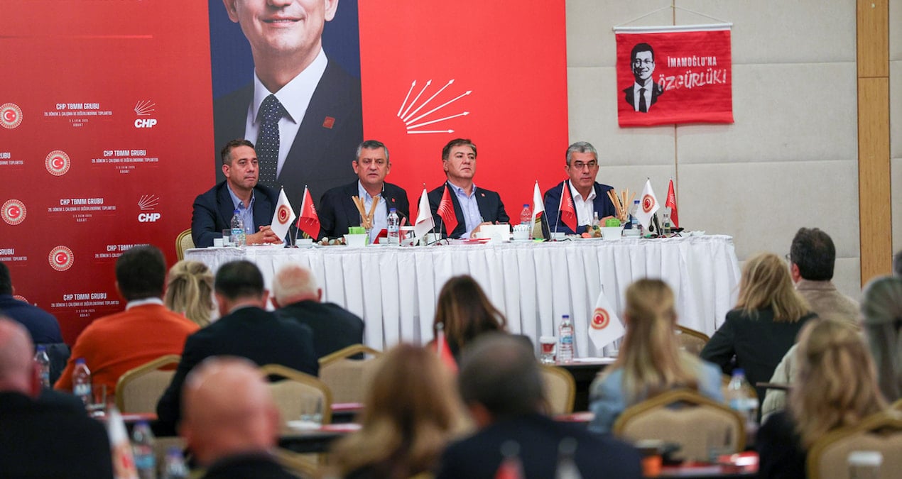 chpnin 2 gunluk toplantisinda dikkat ceken yeni parti ve kilicdaroglu detayi FzqUwD4s