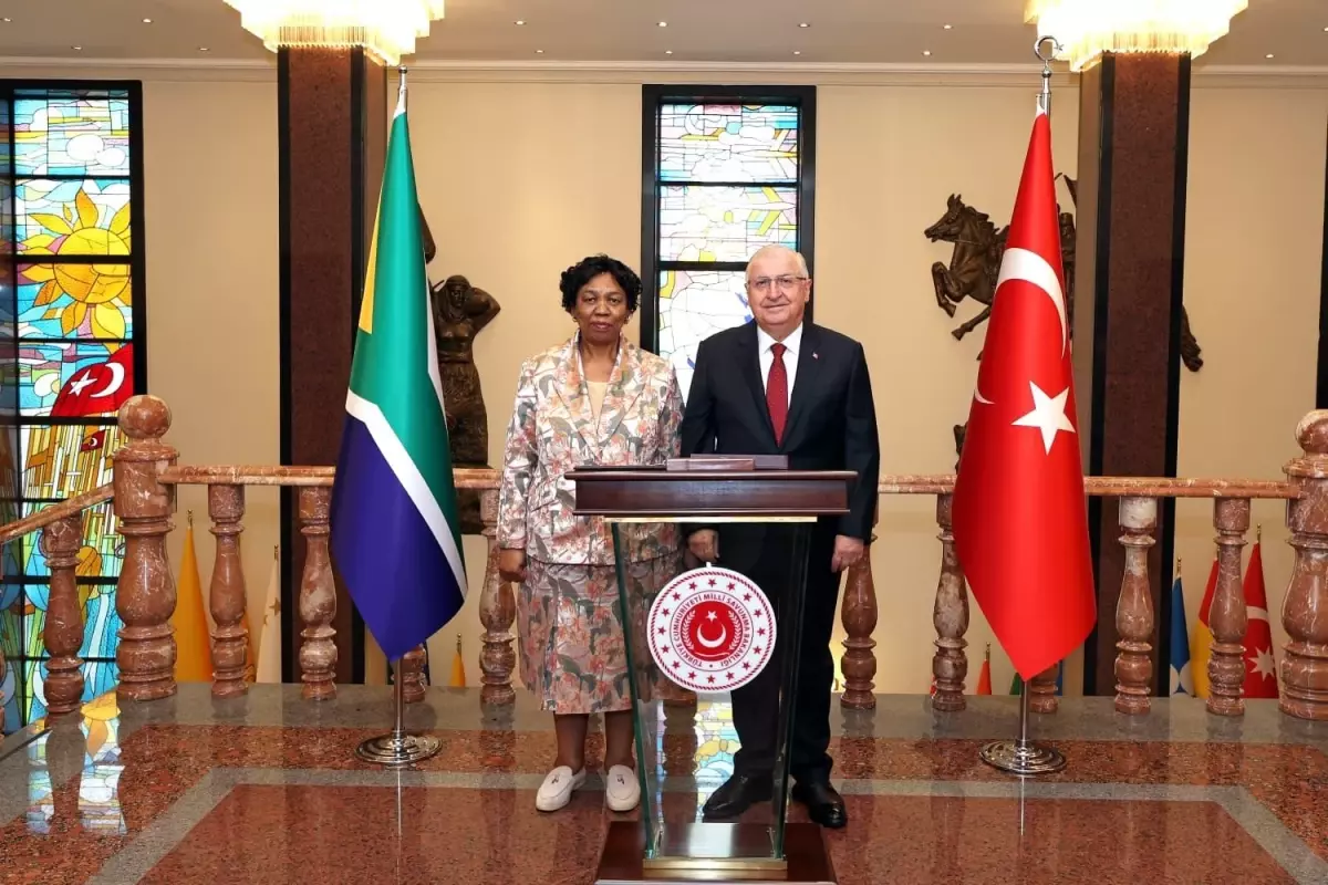 milli savunma bakani yasar guler guney afrikali mevkidasi ile bir araya geldi lz6aODpg.jpg