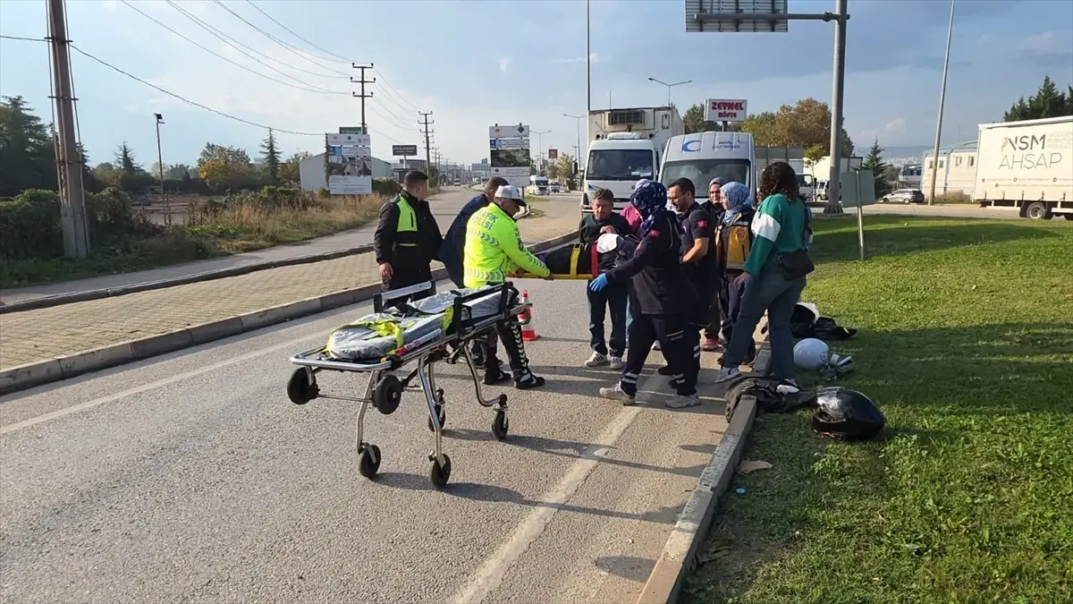 otomobilin cektigi motosiklet devrildi bir yarali 3FFeYRlt.jpg