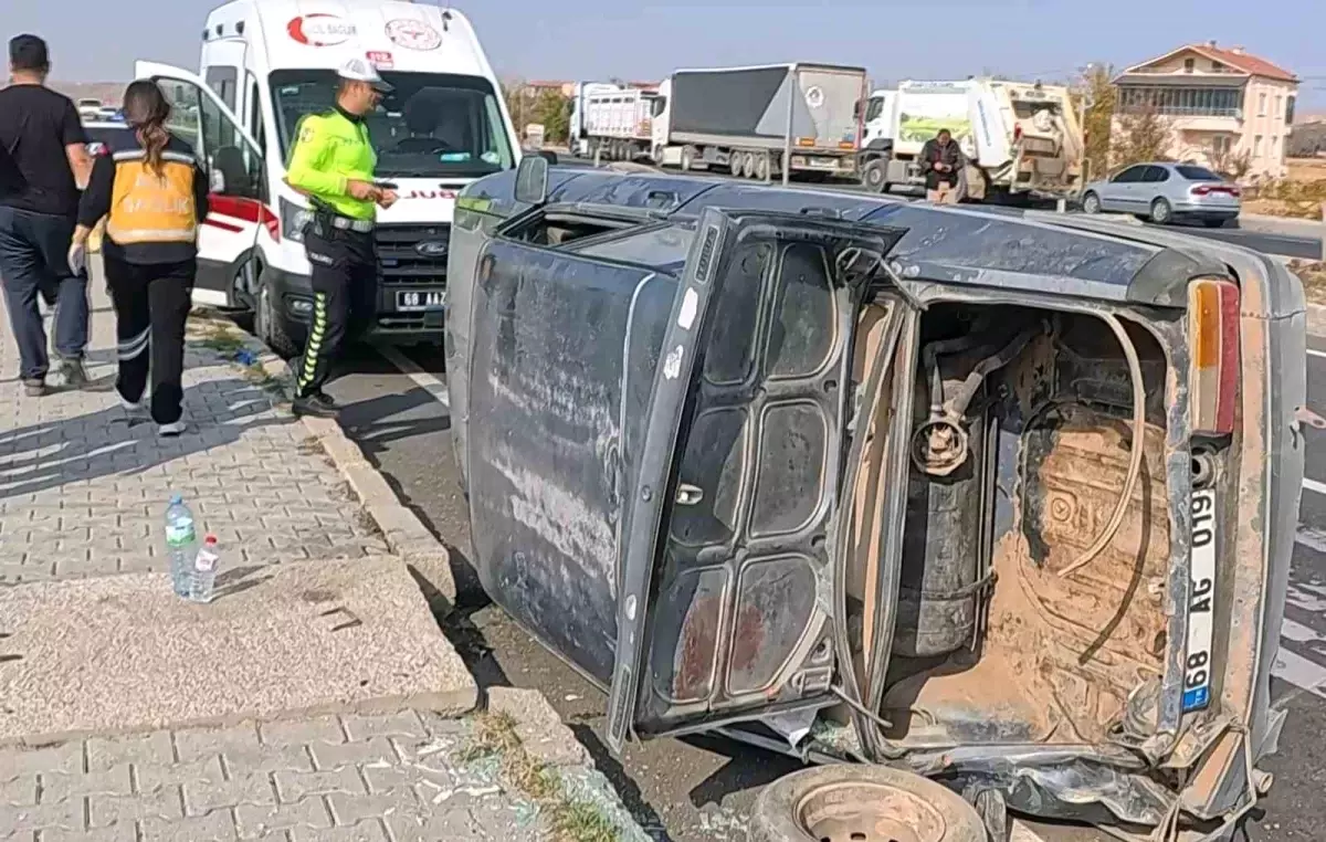 aksarayda tir ile carpisan otomobil devrildi 3 yarali XHhN2jkq.jpg