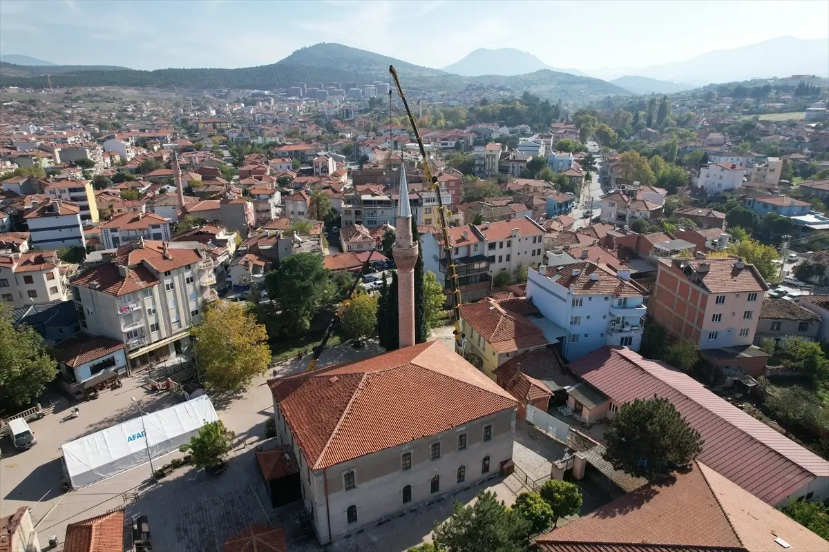 sindirgida tarihi camilerin restorasyon calismalari basladi suuN6YKY.jpg