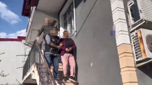 yatak-odasinda-gizli-bolmede-yakalandi-kocaelinde-film-gibi-operasyon-pffVOaEP