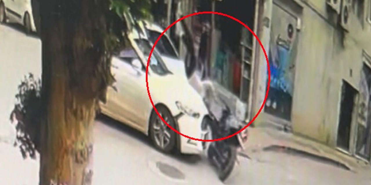 otomobil-ile-motosiklet-kafa-kafaya-carpisti-kaza-ani-kamerada-7scnMPtp