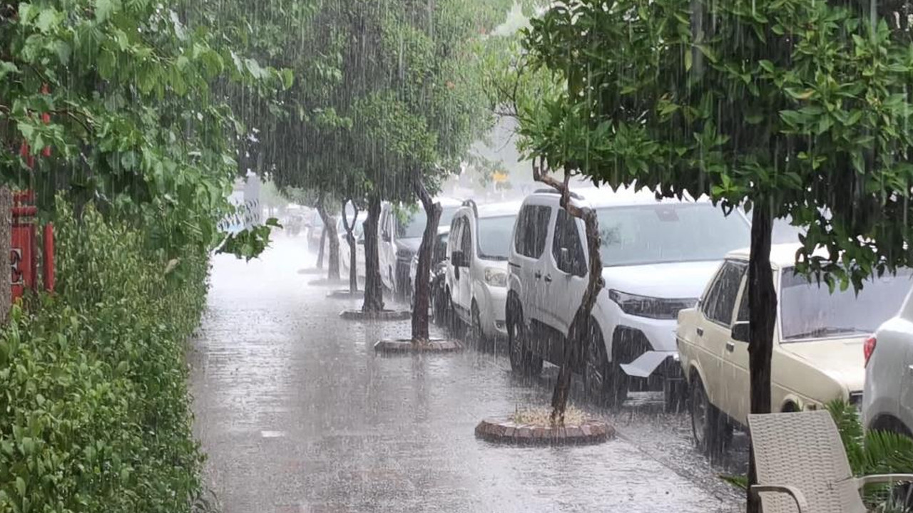 İzmir’de AK Parti’ye katılan yeni üyelere rozetleri takıldı